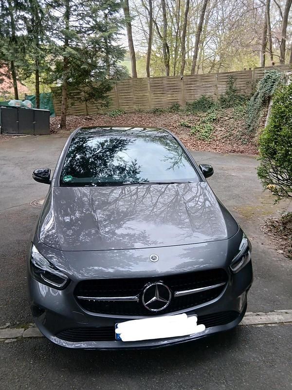Gebraucht Mercedes B200 160 PS (117 kW) 2024 Grau Van / Kleinbus