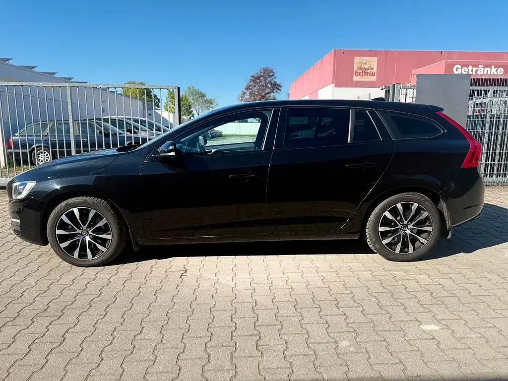 Używany Volvo V60 150 KM (110 kW) 2017 Czarny Kombi