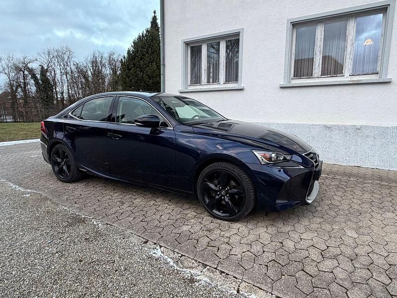 Gebraucht Lexus IS300h 181 PS (133 kW) 2018 Blau Limousine