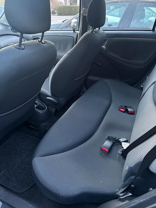 Gebraucht Toyota Yaris 87 PS (63 kW) 2004 Silber Kleinwagen