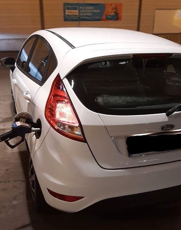 Weiß Gebraucht 2014 Ford Fiesta Trend Limousine | 3.720 € (Guter Preis) - Bild 1/1