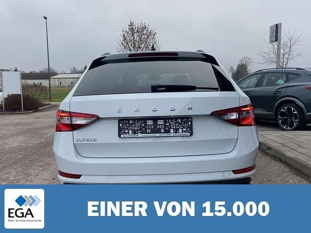 Gebraucht Skoda Superb 150 PS (110 kW) 2022 Weiß metallic Kombi