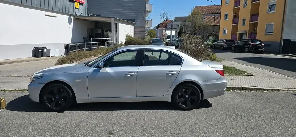 Gebraucht BMW 525 218 PS (160 kW) 2007 Silber Limousine