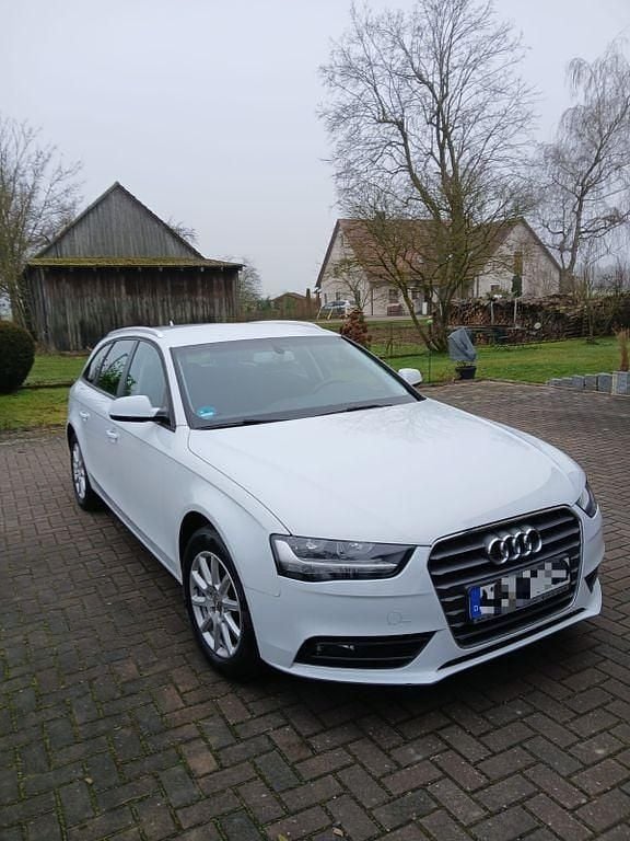 Weiß Gebraucht 2015 Audi A4 Ambiente Kombi | 12.000 € (Guter Preis) - Bild 1/4