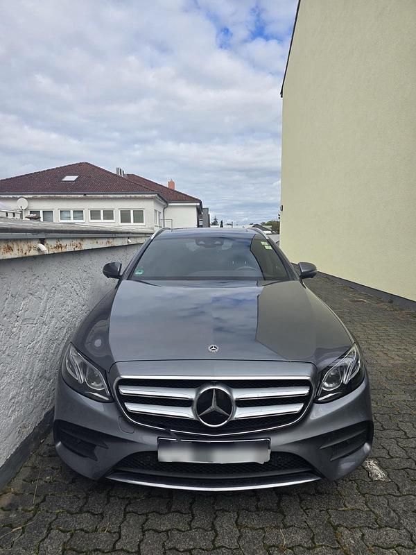 Grau Gebraucht 2017 Mercedes E350 AMG Kombi | 20.599 € (Teuer) - Bild 1/4