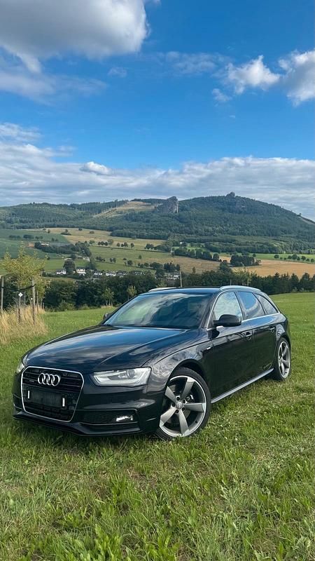Schwarz Gebraucht 2012 Audi A4 S-Line Kombi | 12.750 € - Bild 1/4