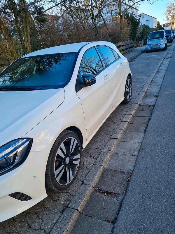 Gebraucht Mercedes A200 136 PS (100 kW) 2016 Weiß Kleinwagen