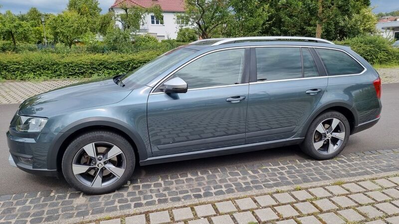 Grau Gebraucht 2016 Skoda Octavia Scout Kombi | 11.900 € (Superpreis) - Bild 1/4