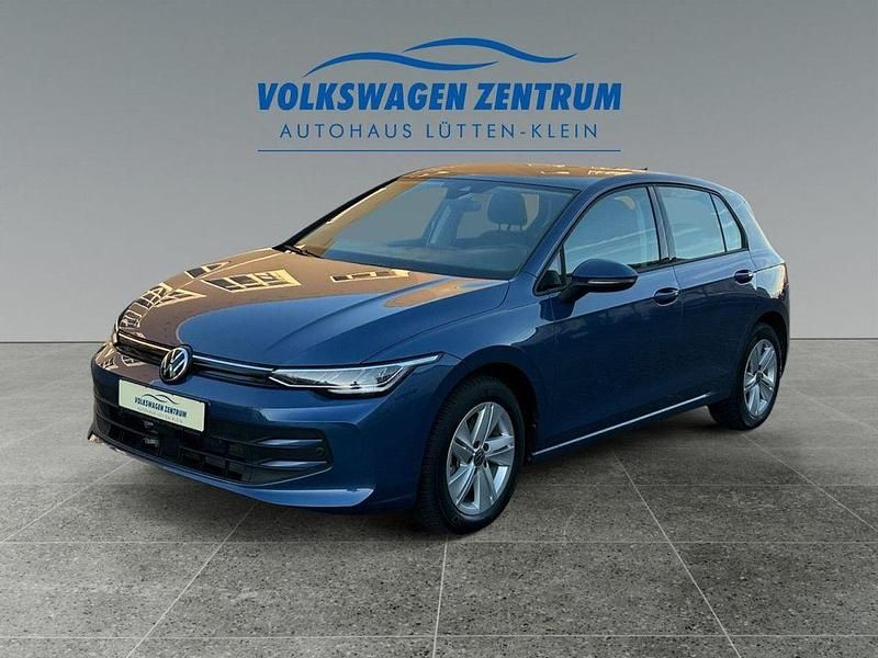 Anemonenblau (metallic) Gebraucht 2024 VW Golf VIII Limousine | 22.990 € (Guter Preis) - Bild 1/4