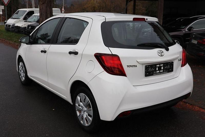 Gebraucht Toyota Yaris Basis 69 PS (50 kW) 2015 Weiß Kleinwagen