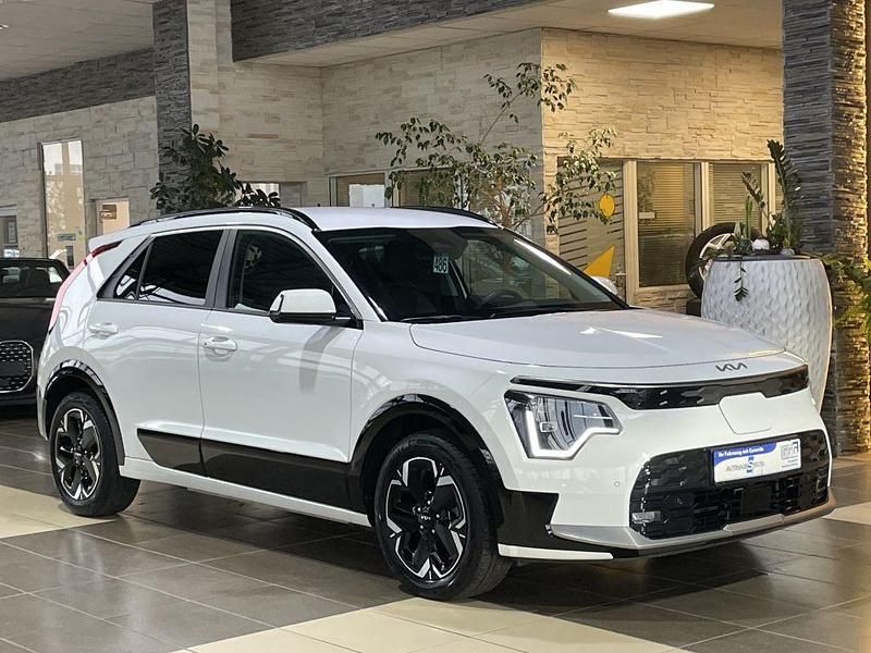 Weiß (ud) schneeweiss Gebraucht 2022 Kia e-Niro Vision SUV | 25.870 € (Fairer Preis) - Bild 1/4