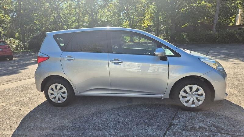 Gebraucht Toyota Verso-S Cool 99 PS (72 kW) 2012 Silber Van / Kleinbus