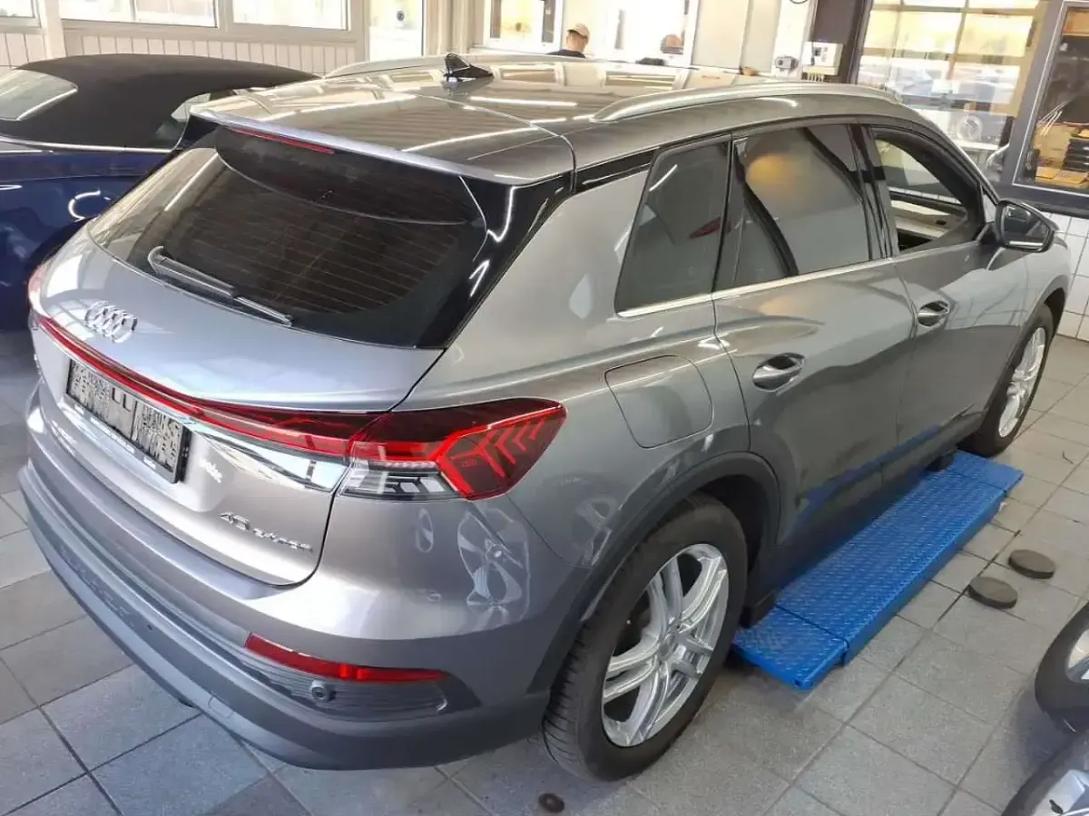 Gebraucht Audi Q4 e-tron Advanced Plus 150 kW (204 PS) 2023 Taifungrau metallic SUV