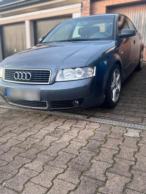 Grau Gebraucht 2002 Audi A4 Limousine | 1.500 € (Guter Preis) - Bild 1/4