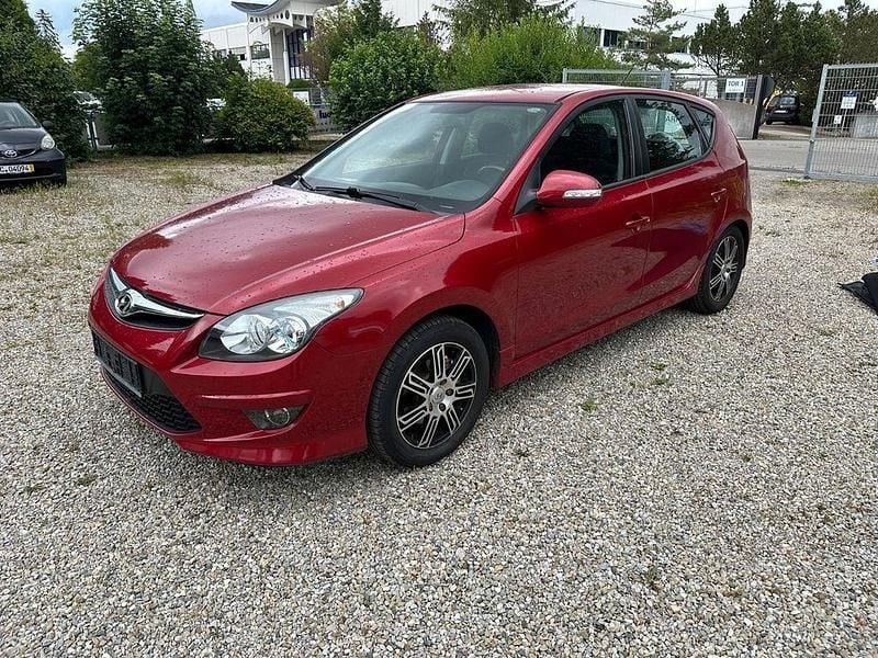 Rot Gebraucht 2011 Hyundai i30 Edition Limousine | 3.500 € (Fairer Preis) - Bild 1/4