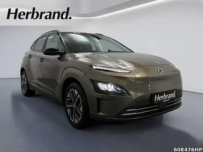 Gebraucht Hyundai Kona Trend 100 kW (136 PS) 2023 Silky bronze /phantom black / SUV