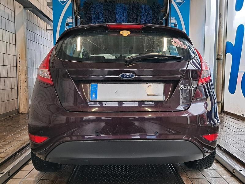 Gebraucht Ford Fiesta 82 PS (60 kW) 2009 Rot Kleinwagen