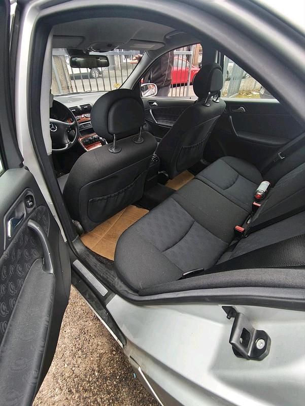 Second-hand Mercedes 220 143 CP (105 kW) 2000 Argintiu Berlinǎ