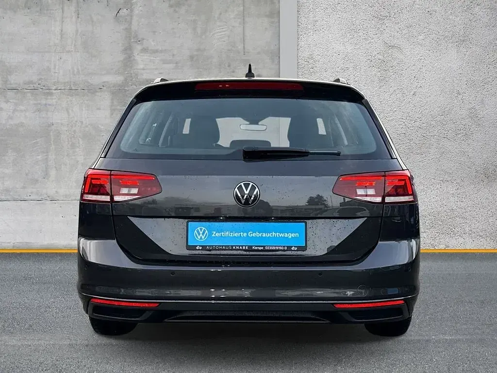 Gebraucht VW Passat Basis 150 PS (110 kW) 2022 Grau Kombi