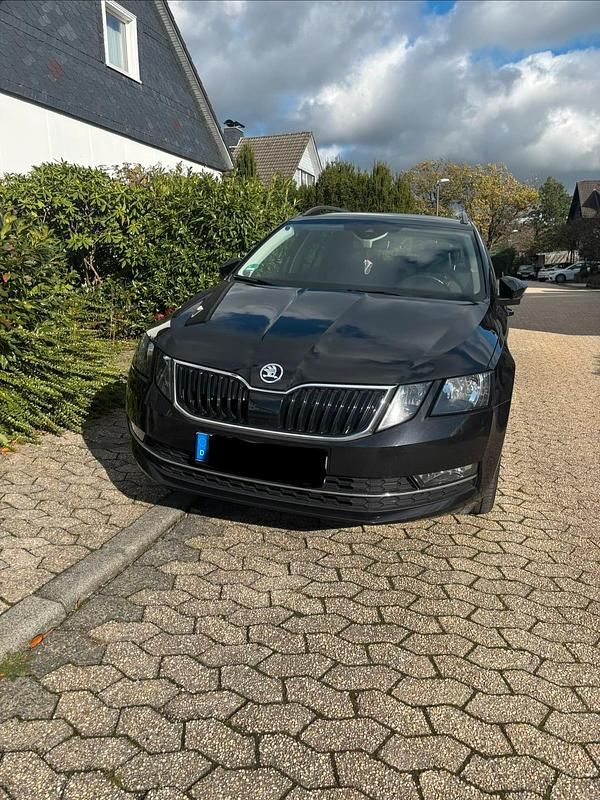 Schwarz Gebraucht 2018 Skoda Octavia Kombi | 13.300 € (Fairer Preis) - Bild 1/4