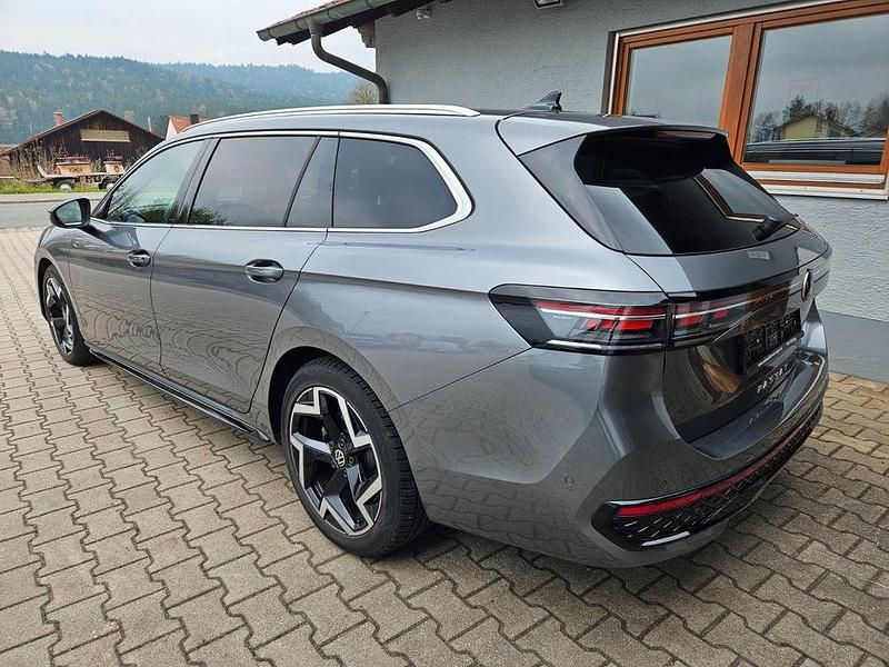 Gebraucht VW Passat R-line 150 PS (110 kW) 2025 Grau Kombi