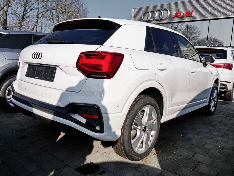 Gebraucht Audi Q2 S-Line 150 PS (110 kW) 2024 Mythosschwarz metallic SUV