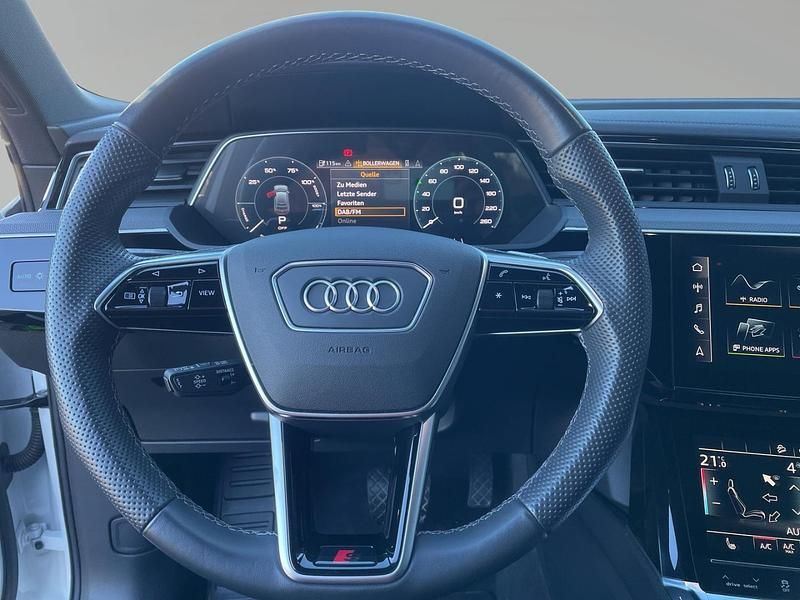 Gebraucht Audi e-tron Ambiente 369 kW (503 PS) 2023 Gletscherweiß metallic SUV