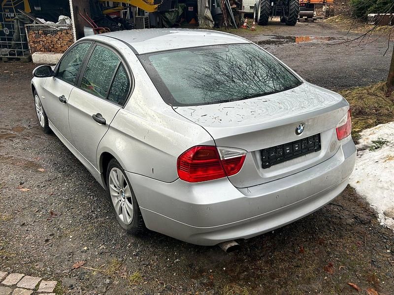 Gebraucht BMW 318 129 PS (94 kW) 2005 Silber Limousine
