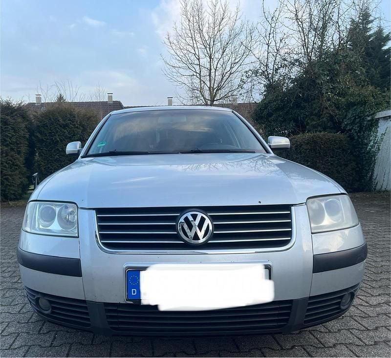 Grau Gebraucht 2004 VW Passat Limousine | 1.400 € (Guter Preis) - Bild 1/4