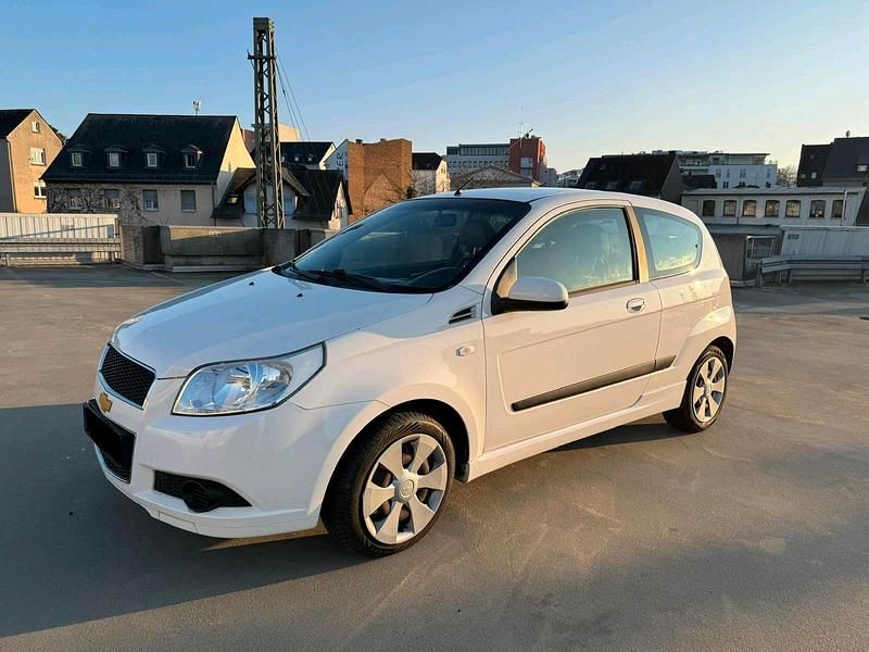 Weiß Gebraucht 2010 Chevrolet Aveo Limousine | 2.699 € - Bild 1/4