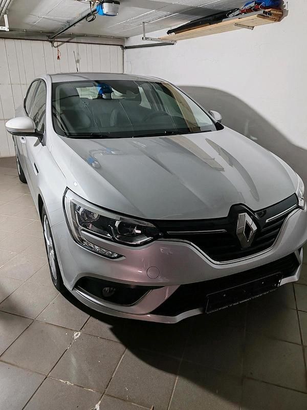 Silber Gebraucht 2016 Renault Mégane III Kleinwagen | 10.000 € - Bild 1/4