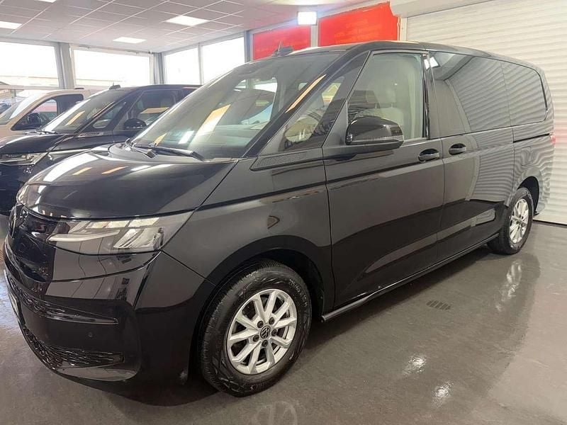 Second-hand VW Multivan Basis 150 CP (110 kW) 2023 Negru Monovolum