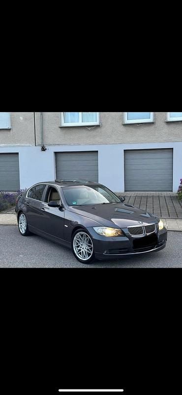 Grau Gebraucht 2005 BMW 325 Limousine | 5.990 € - Bild 1/4