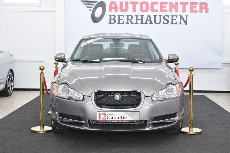 Grau Gebraucht 2011 Jaguar XF Luxury Limousine | 8.699 € (Fairer Preis) - Bild 1/4