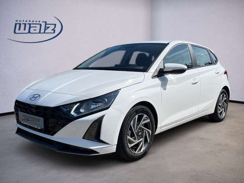 Atlas white / sol Gebraucht 2023 Hyundai i20 Trend Kleinwagen | 19.990 € (Fairer Preis) - Bild 1/4