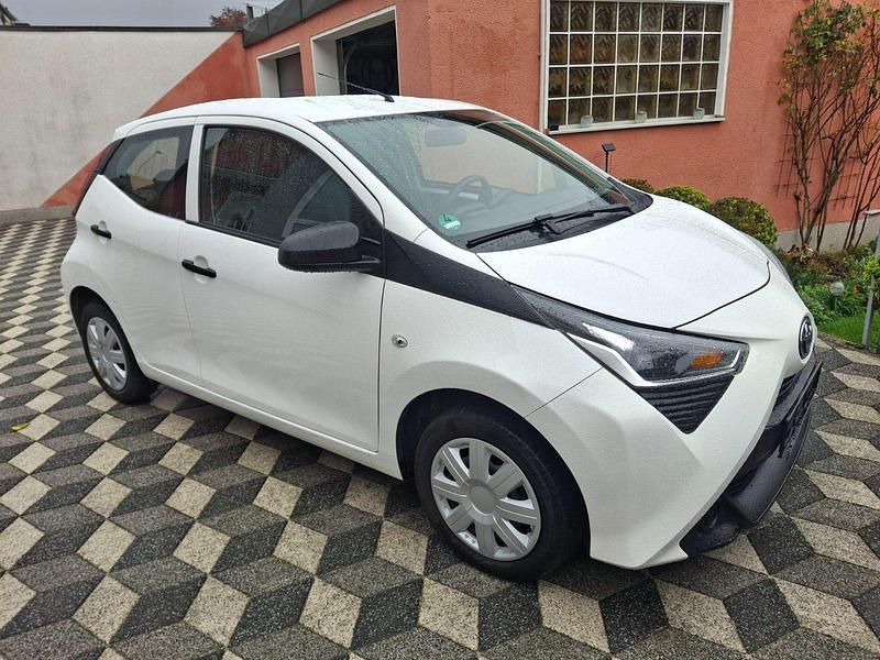 Super (pure) white ii Gebraucht 2022 Toyota Aygo Business Edition Kleinwagen | 9.000 € - Bild 1/4
