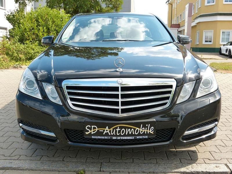 Gebraucht Mercedes E220 Avantgarde 170 PS (125 kW) 2012 Schwarz Limousine