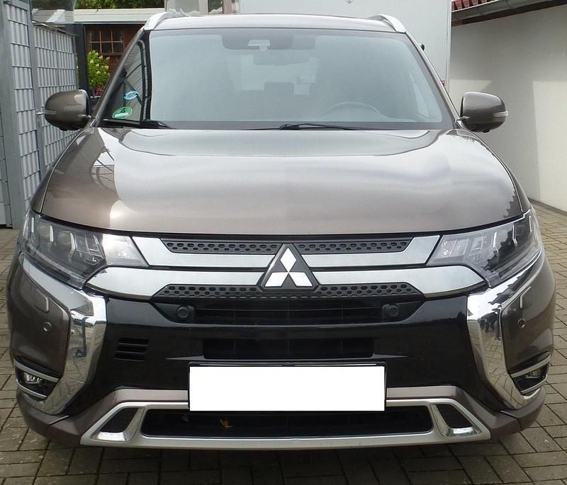 Braun Gebraucht 2020 Mitsubishi Outlander P-HEV SUV | 22.350 € (Fairer Preis) - Bild 1/4