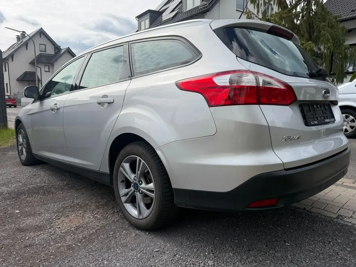 Gebraucht Ford Focus Trend 125 PS (91 kW) 2013 Silber Limousine