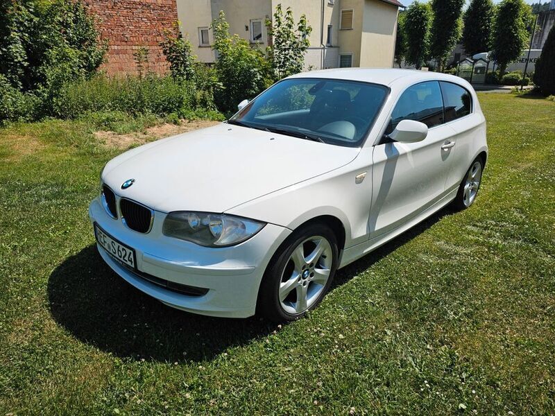 Weiß Gebraucht 2010 BMW 116 Sport Line Kleinwagen | 4.899 € - Bild 1/4
