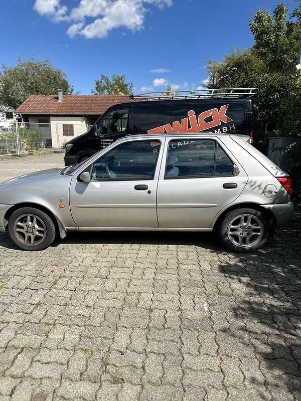Gebraucht Ford Fiesta Ghia 75 PS (55 kW) 1997 Silber Kleinwagen
