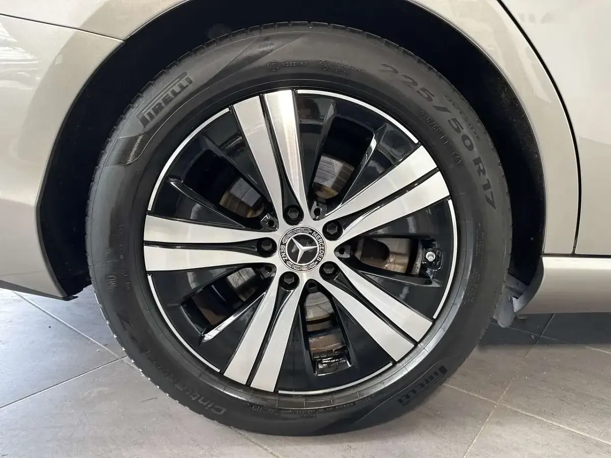 Gebraucht Mercedes C200 Avantgarde 163 PS (119 kW) 2023 Mojavesilber Kombi