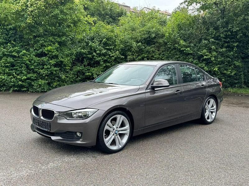 Braun Gebraucht 2012 BMW 318 Luxury Line Limousine | 11.490 € (Fairer Preis) - Bild 1/4