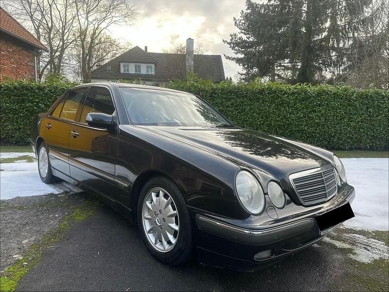 Schwarz Gebraucht 2000 Mercedes E280 Elegance Limousine | 3.450 € (Guter Preis) - Bild 1/4