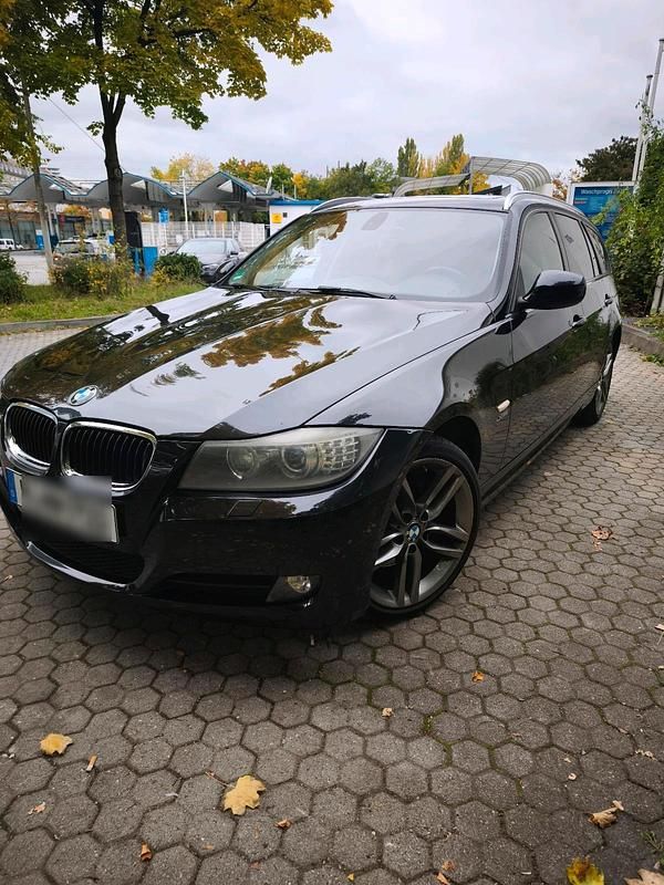Schwarz Gebraucht 2012 BMW 320 Kombi | 4.350 € (Superpreis) - Bild 1/4