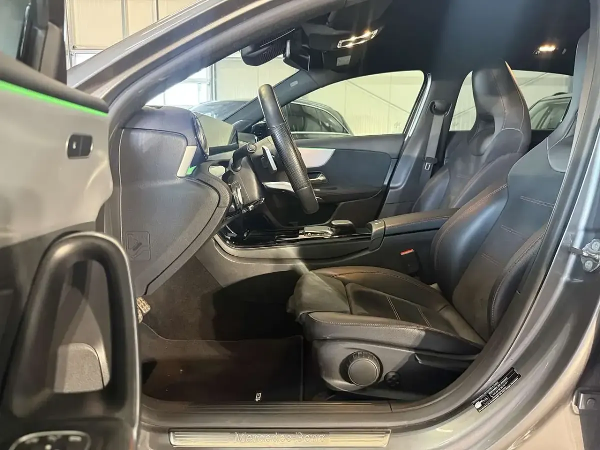 Gebraucht Mercedes A250 AMG line 224 PS (164 kW) 2022 Mountaingrau  met. Kleinwagen