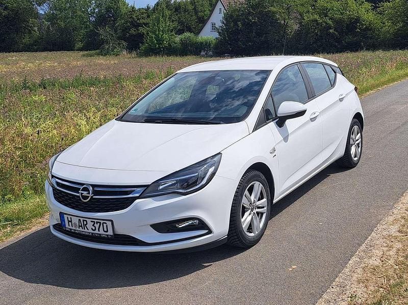 Weiß Gebraucht 2018 Opel Astra Edition Limousine | 9.000 € (Guter Preis) - Bild 1/4