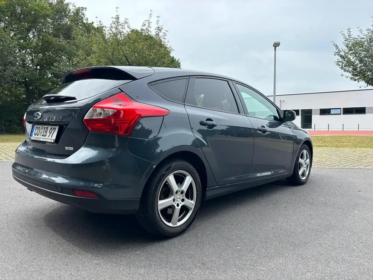 Gebraucht Ford Focus 101 PS (74 kW) 2014 Grau Limousine