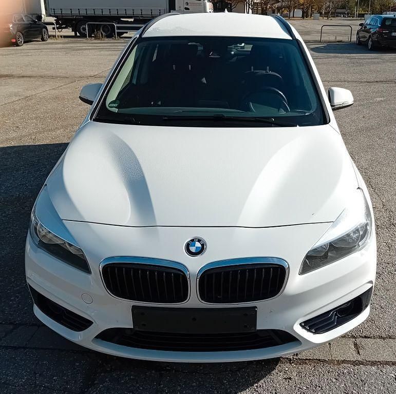 Weiß Gebraucht 2016 BMW 218 Gran Tourer Sport Line Van / Kleinbus | 12.500 € (Guter Preis) - Bild 1/4