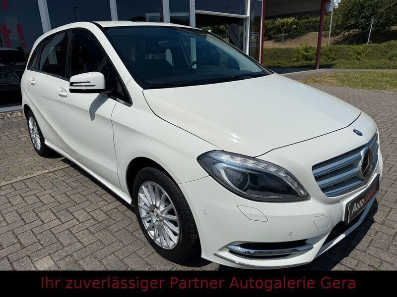 Weiß Gebraucht 2012 Mercedes B180 Van / Kleinbus | 9.990 € (Fairer Preis) - Bild 1/4